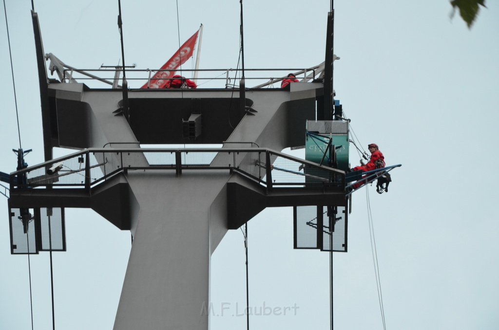 Einsatz BF Hoehenretter Koelner Seilbahn Hoehe Zoobruecke P2227.JPG